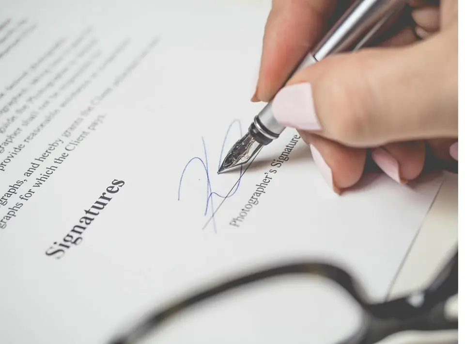 Contrato de financiamento sendo analisado